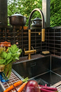 Смеситель Omoikiri Kanto для кухонной мойки c выдвиж. душем, цвет светлое золото/черный ZZ Omoikiri kanto 4994014