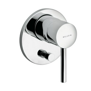 Комплект встраиваемого смесителя для ванны/душа (смеситель с внешней и встраив.частью, лейка, шланг, верхний душ с кронштейном, излив), цв.хром Kludi BOZZ 386310576